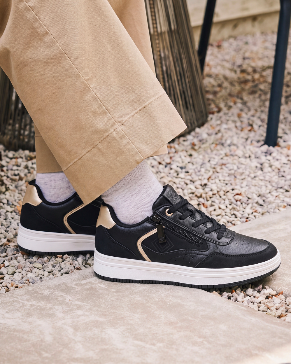 Tenis Mujer detalle zip Negro - Isotoner