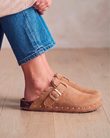 Zuecos Mujer forro Camel tachuelas