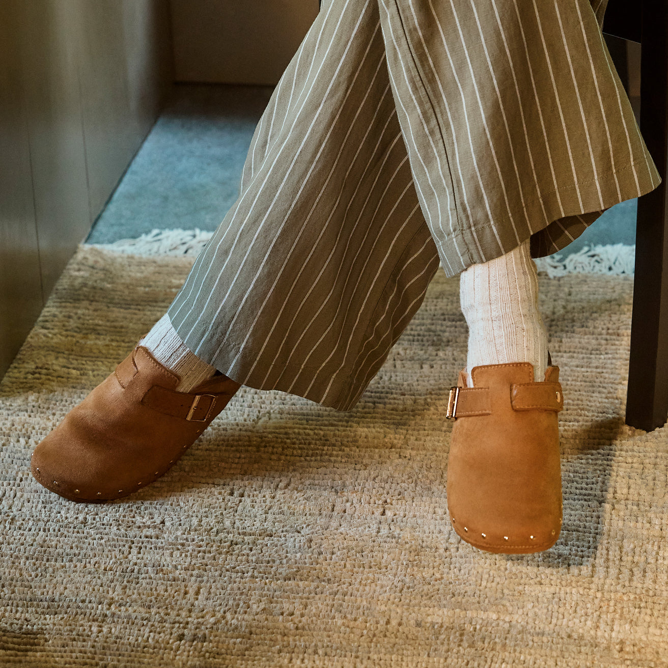 Zuecos Mujer forro Camel tachuelas